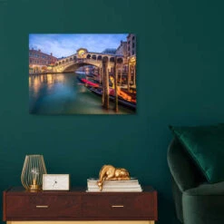Rialto Bridge In Venice Italy At Night Jan Christopher Becke Akrylbillede 30 X 20 Cm Billedramme -POSTERLOUNGE Salg 391157 acrylic glass room photography l