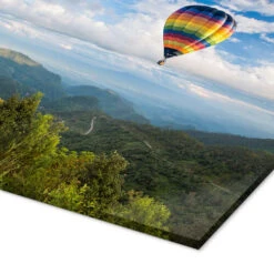 Hot Air Balloon Over The Mountains Akrylbillede 30 X 20 Cm Billedramme -POSTERLOUNGE Salg 621297 acrylic glass empCorner l