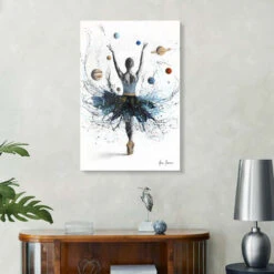 Space Dance Ashvin Harrison Galleritryk 20 X 30 Cm Billedramme -POSTERLOUNGE Salg 750438 gallery print room blue l